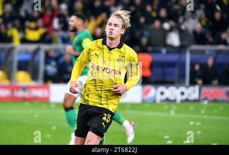 Julian Brandt Del Borussia Dortmund Celebra La Victoria Al Final Del