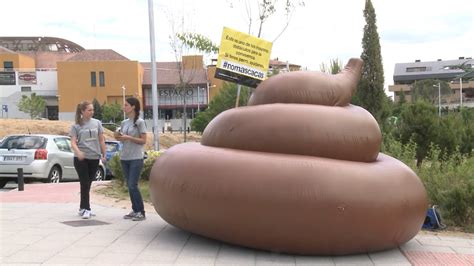 Una Caca Gigante Invade Las Calles De Torrelodones Youtube