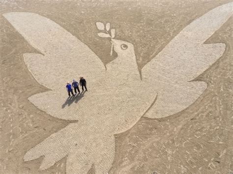 Must See World Moments Beach Sand Artist Creates Massive Drawings