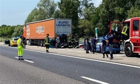 Incidente Sull A Morto Il Conducente Feriti Una Donna E Due Minori