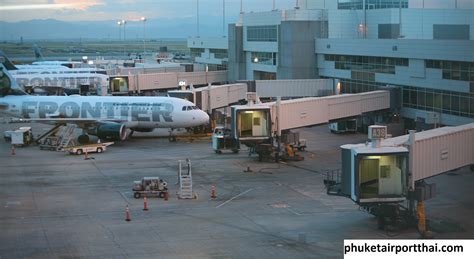 Jet Bridge Konektor Penumpang Di Bandara Internasional Phuket Thailand