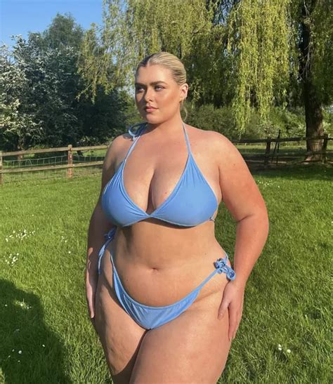 Size 18 Model Strips To Bikini To Proudly Show Off Her Thick Curves