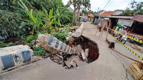 Musim Hujan Warga Depok Waspada Tanah Longsor