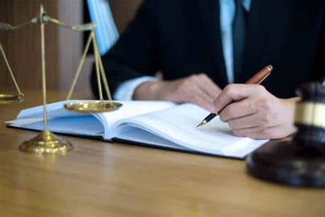 Corporate Lawyer in Dubai مجلة شبابيك