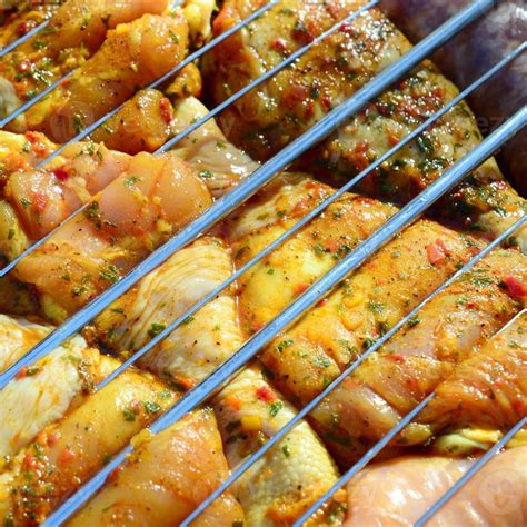 cuisses de poulet marinées sur un barbecue au charbon de bois 12585167