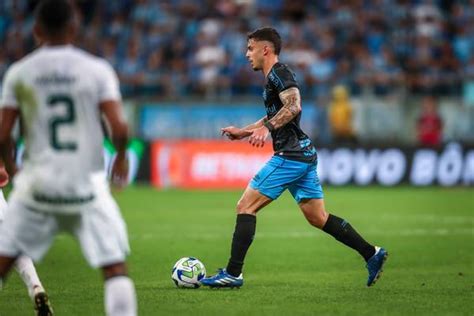 Carballo leva terceiro amarelo e desfalca o Grêmio contra o Vasco