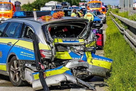 Transporter Rast In Polizeiauto Vollsperrung Schwerer Unfall Auf A