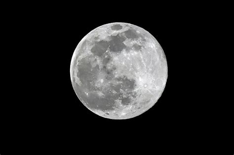 Hunter S Moon Skywatchers Capture Stunning Images Of October Full Moon