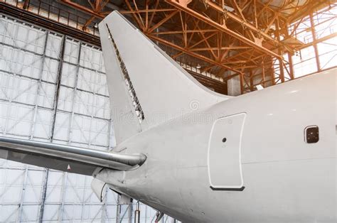 La Cola De Los Aviones En El Hangar Mantenimiento Del Avión Imagen de