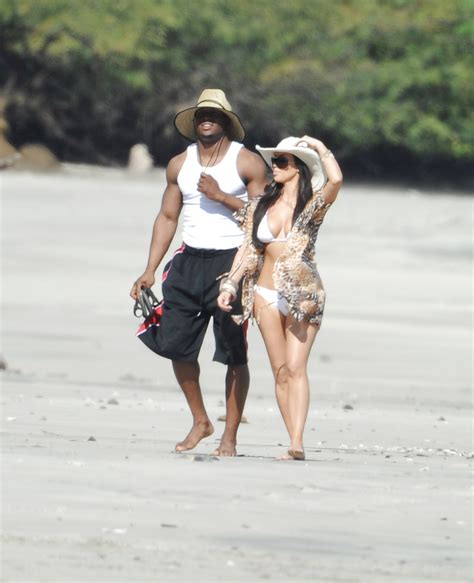 Große Brüste Kim Kardashian Bikini am Strand in Costa Rica HC Stars and Bikini