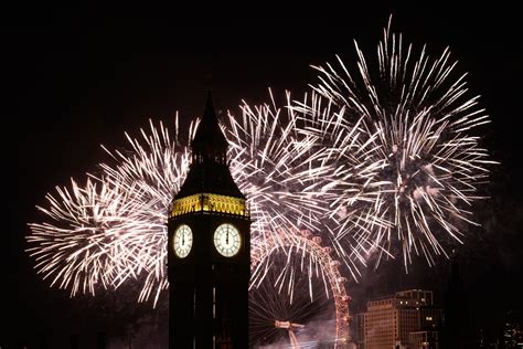 London Welcomes With Mayor S Biggest Ever Fireworks Lights And