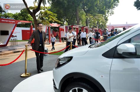 Nhiều sao hot girl hot boy hào hứng rủ nhau tới ngắm nghía và đi thử xe VinFast