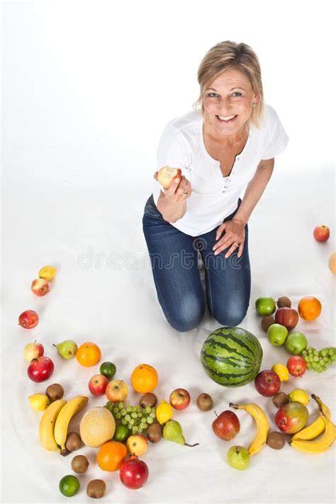 Mujer Linda Rubia Que Come Una Manzana Imagen De Archivo Imagen De