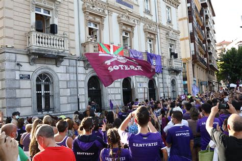 Fotos Los Vecinos De Santurtzi Celebran El Triunfo De La Sotera El