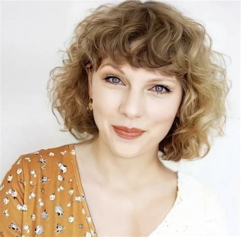 Taylor Swift short curly hair 👩‍🦱