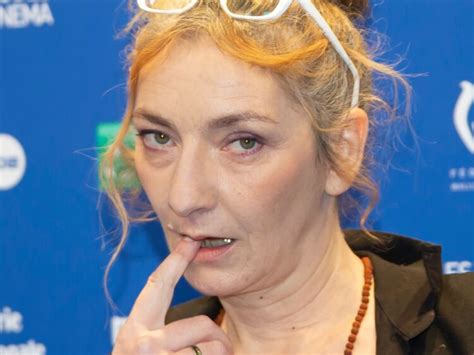 Photos Corinne Masiero Craque Et Se D Nude Sur Le Tapis Rouge Des