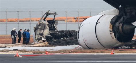 日航機の火災も鎮火、事故から8時間半後 写真特集424 毎日新聞