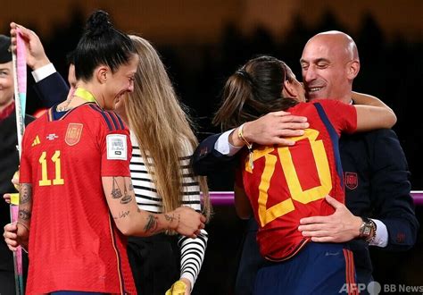 スペイン連盟会長が選手の唇にキス批判の声もエルモソは擁護 女子W杯 写真2枚 国際ニュースAFPBB News