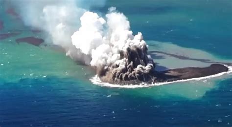 Nació isla tras erupción volcánica en costas de Japón