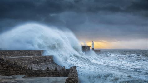 Bing image: Porthcawl lighthouse, Wales - Bing Wallpaper Gallery