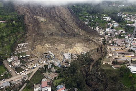 Alausí a massive landslide in Ecuador LaptrinhX News