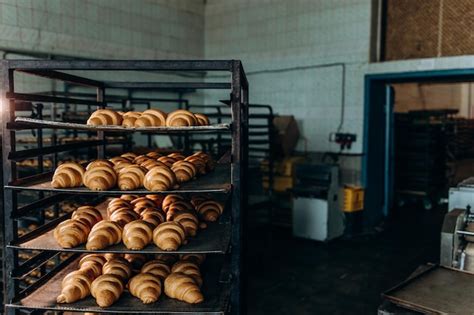 Os Croissants Est O Na Bandeja Depois De Deixar O Forno Para Os