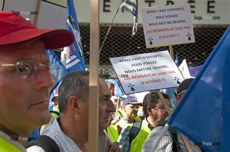 Photo De MANIFESTATION DES SALARIES DE PSA CONTRE LA FERMETURE DU SITE