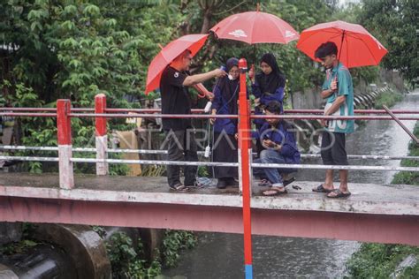 PEMASANGAN ALAT DETEKSI DINI BAHAYA BANJIR ANTARA Foto