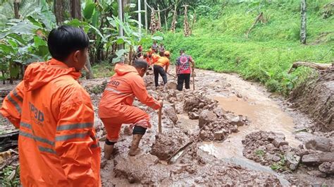 Diguyur Hujan Deras Semalaman Longsor Tutup Akses Jalan Di Suralaya