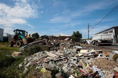 Cidade Total Recolhe Mais De Toneladas De Entulho E Lixo Em Praia