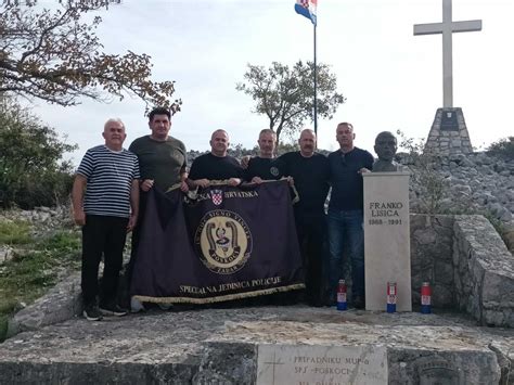 Zadarski tjednik Poskoci ogorčeni zbog oštećenja biste Franka Lisice