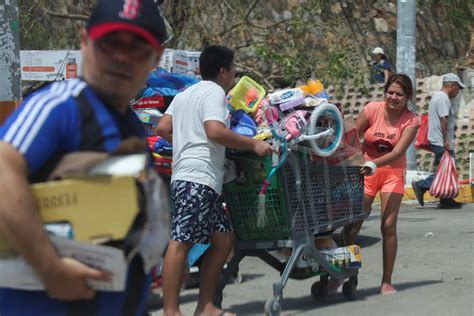 Ouragan Otis Au Mexique Dans Une Ville Dacapulco Isol E Course Au