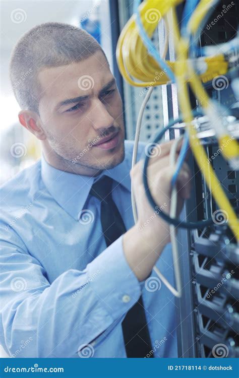 Junge Es Ingenieur Im Datacenter Serverraum Stockfoto Bild Von Hoch