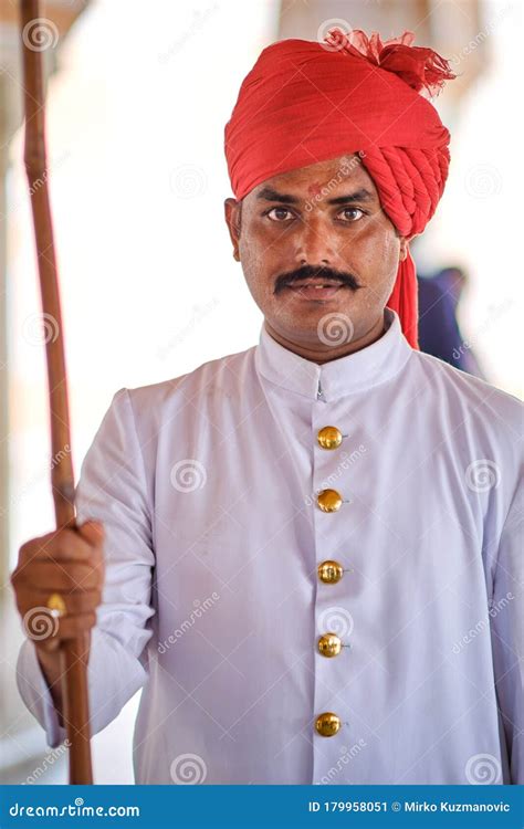 Homme Indien Dans Des Costumes Traditionnels Du Rajasthan En Utilisant Le Chapeau De Jaipur Inde