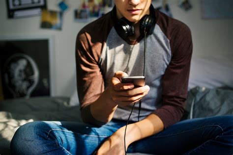 Adolescent Dans Une Chambre D Coute De La Musique Travers Son