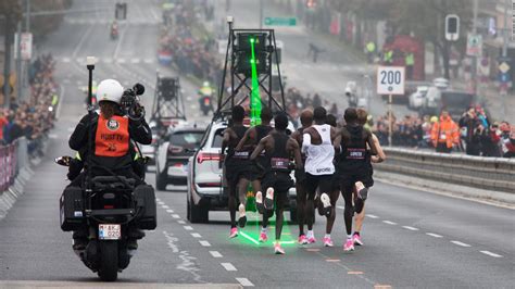 Eliud Kipchoge le détenteur du record du monde de marathon a les