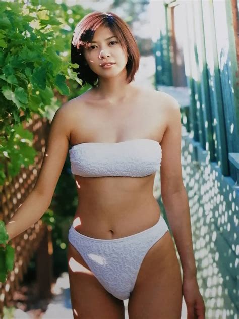 Yahooオークション 白石美帆さん当時物雑誌グラビア写真集等切り