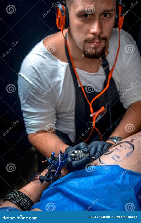 Maestro Del Arte Del Tatuaje Trabajando En Equipo De Tatuaje