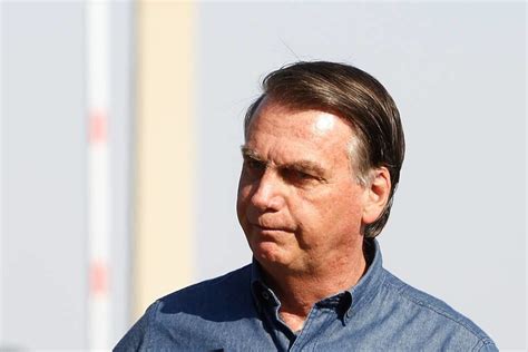 Amigos Veem Bolsonaro E Michelle Preocupados Com A Volta Para O Brasil