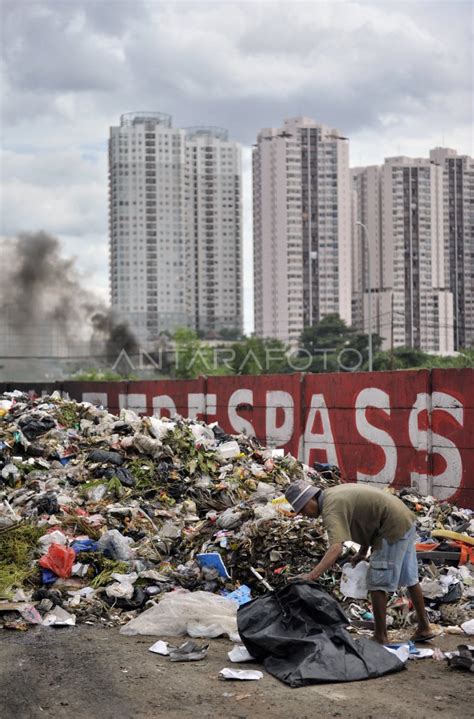 VOLUME SAMPAH JAKARTA ANTARA Foto