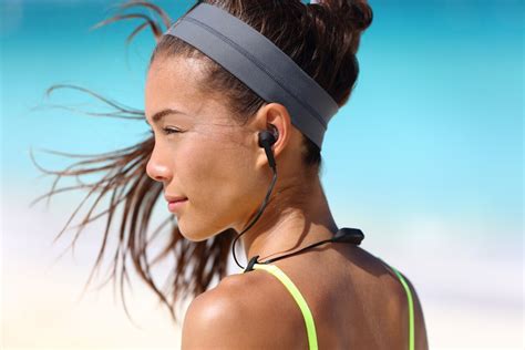 Best Earbuds For Small Ears in 2021 - Compare Headphones, Earphones ...