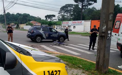 Ciclista fica gravemente ferido após acidente caminhonete