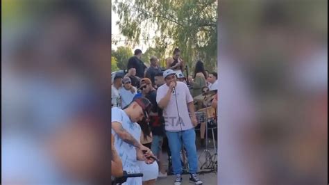 La Temeraria Escena En La Que Un Hombre Gatilló Al Aire Durante Una Fiesta En El Barrio