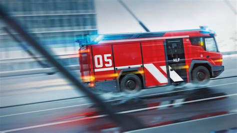 Feuerwehr Elektro L Schfahrzeug Besteht Test In Berlin Der Spiegel