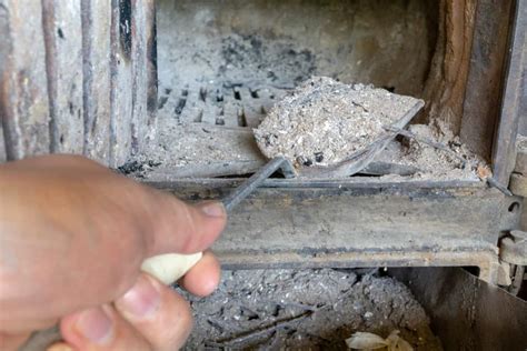 Cómo limpiar la estufa de leña y la chimenea correctamente en 11 pasos