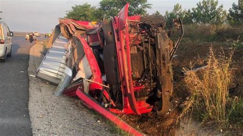 Denizli de feci kaza TIR ile otobüs kafa kafaya çarpıştı 2 can kaybı