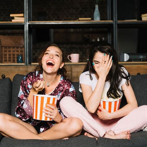 Jovem Mulher Sentada No Sof Rindo Enquanto Assistia Filme Foto Premium