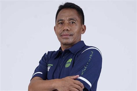 Ini Sosok Pelatih Persib Bandung Sementara Pengganti Robert Alberts