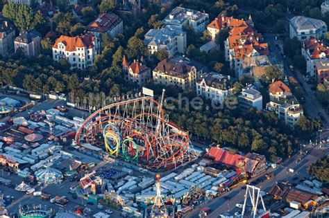 München aus der Vogelperspektive Letzte Aufbauarbeiten auf dem