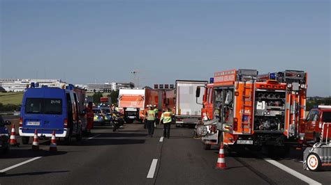 Unfall Auf A Lkw Zerquetscht Nissan Fahrer Stirbt An